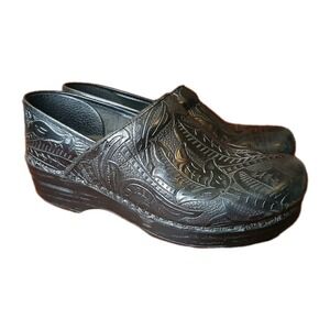 DANSKO Black Leather Floral Tooled Nursing Clogs Mules Sz EU39 US 8.5/9 #1276
